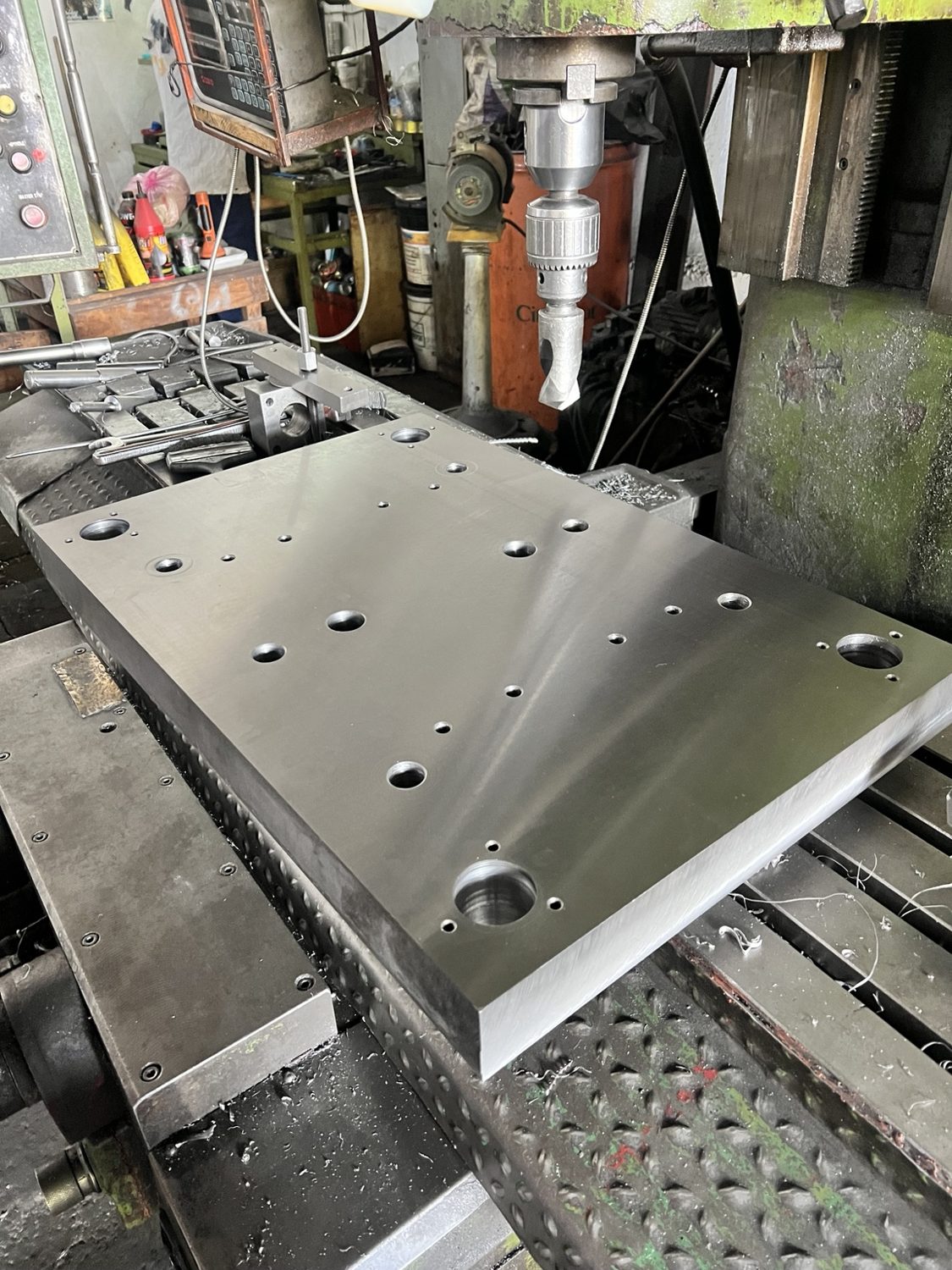 Placa en proceso de maquinado fabricado por Porta Moldes y Troqueles Mecalco